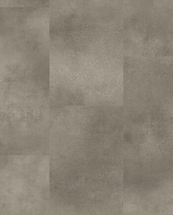 Vinyylilaatta Quick-Step Illume Cloudy Concrete asennettuna modernin kodin lattialle – pehmeä vaaleanharmaa betonisävy ja pilvimäisesti elävä, hillitty betonidesign hienovaraisella kivimäisellä tekstuurilla.