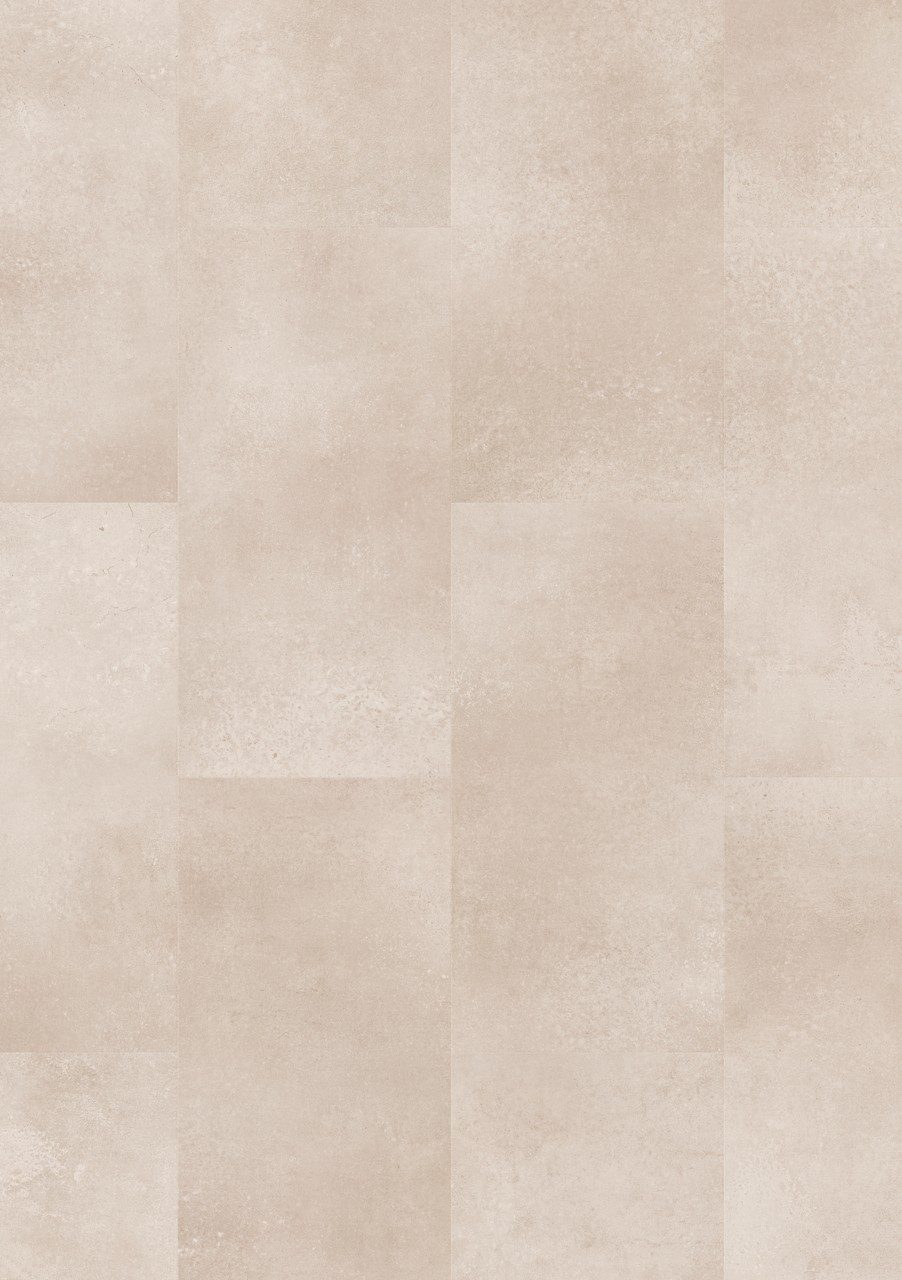 Vinyylilaatta Quick Step Oro Coral Rock asennettu lattialle lämmin korallin ja hiekan sävyinen kivikuosi luonnollinen kivipinnan struktuuri ja rauhallinen sävyvaihtelu moderni ja käytännöllinen vinyylilattia sisustuksessa