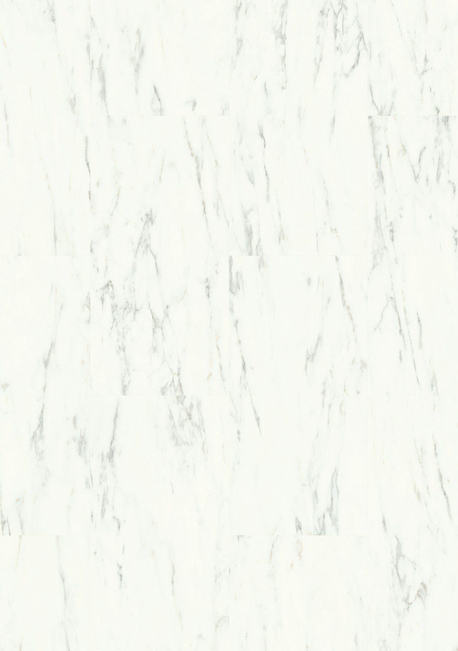 Vinyylilaatta Quick Step Oro Valkoinen Marble Carrara White asennettu lattialle vaalea valkoinen carrara marmori sävy hienovaraiset harmaat suonikuviot tyylikäs ja ajaton kivikuosi vinyylilattia sisustuksessa