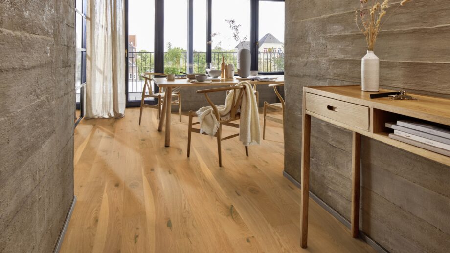 parkett-tamm-bauwerk-casapark-tamm-56-harjatud-matt-lakk Parkett tamm Bauwerk Casapark 56 harjatud matt lakk paigaldatud modernse koridori ja söögitoa põrandale. Söögilaud koos toolidega.