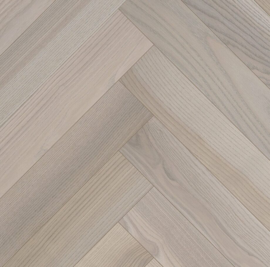 Fiskbensparkett ask Esta Elegant Sandstone Original 700 mm extra mattlackad Fiskbensparkett ask Esta Elegant Sandstone Original 700 mm extra mattlackad