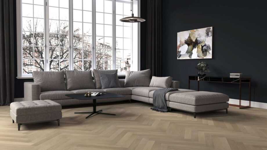 Fiskbensparkett ek Esta AB Sandstone extra mattlackad – närbild Fiskbensparkett ek Esta AB Sandstone extra mattlackad – 2