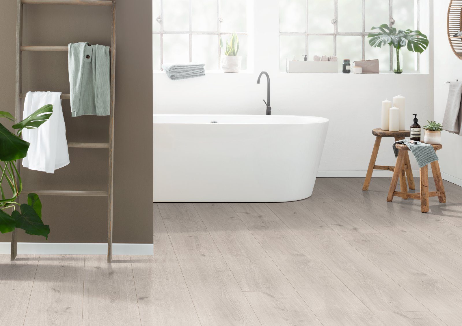Laminatgolv Egger ljusgrå Seefeld-ek, Aqua, lång planka 10 mm – 2