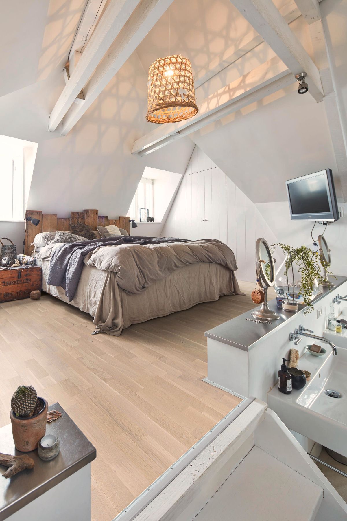 Ekparkett Meister, Longlife PC 200, Off-white oak lively 09035, 3-stav, 2400 x 200 mm, borstad, ultramatt lack