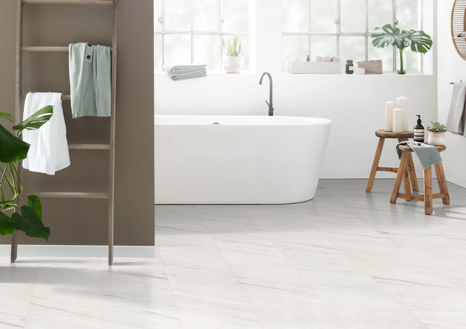 Laminatgolv med klinkerlook Egger vit Levanto-marmor, Aqua+, 8 mm – 2