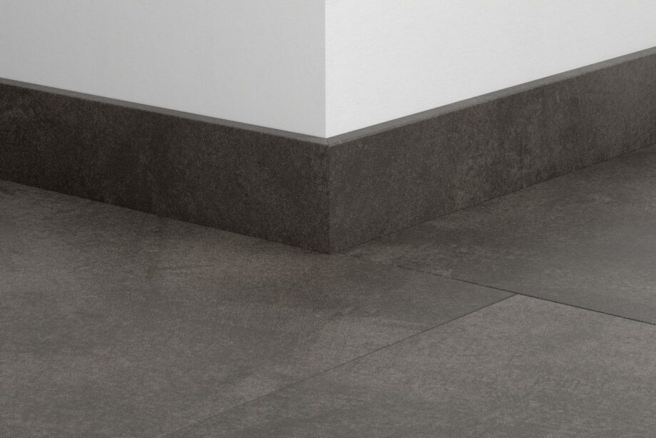 Golvlist Quick-Step Soft Graphite för LVT vinylgolv, vattentålig, 12x58x2400 mm Golvlist Quick-Step Soft Graphite för LVT vinylgolv, vattentålig, 12x58x2400 mm