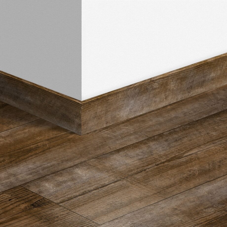 qsvsk40075-1 Golvlist Quick-Step Sundown Pine för LVT vinylgolv, vattentålig, 12x58x2400 mm