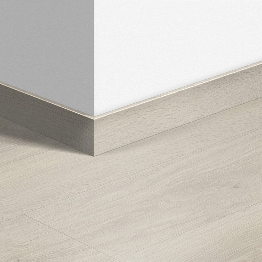 qsvsk40079-1 Golvlist Quick-Step Sea Breeze Oak Light för LVT vinylgolv, vattentålig, 12x58x2400 mm