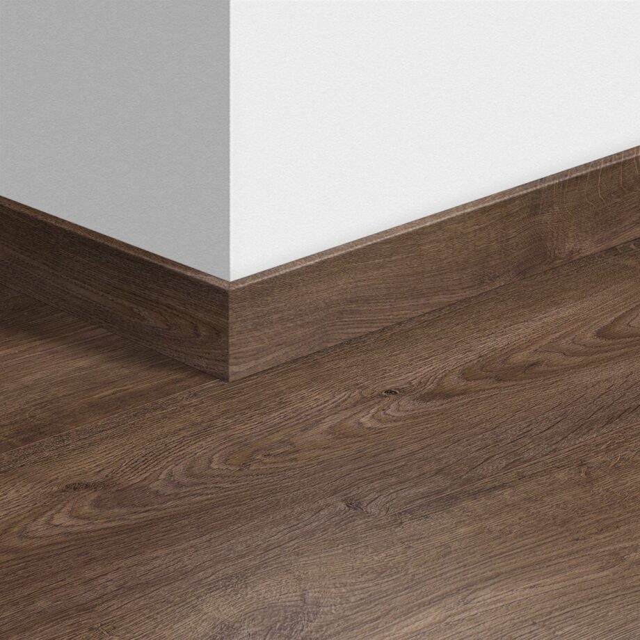 qsvsk40199-1 Golvlist Quick-Step Autumn Oak Chocolate för LVT vinylgolv, vattentålig, 12x58x2400 mm