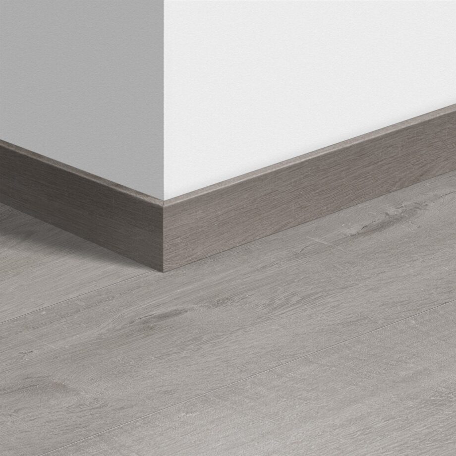 qsvsk40201-1 Golvlist Quick-Step Cotton Oak Cold Grey för LVT vinylgolv, vattentålig, 12x58x2400 mm