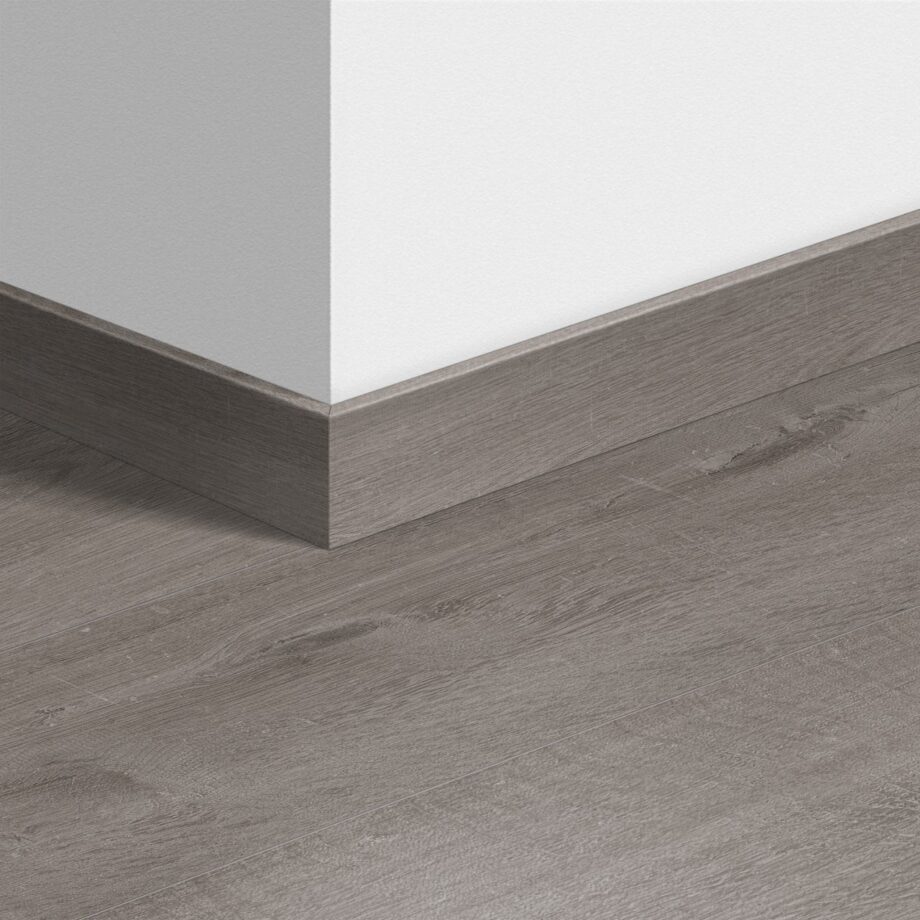 qsvsk40202-1 Golvlist Quick-Step Cotton Oak Cozy Grey för LVT vinylgolv, vattentålig, 12x58x2400 mm