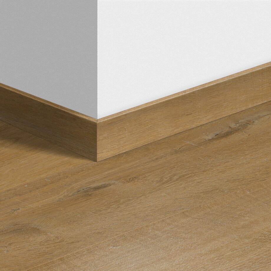qsvsk40203-1 Golvlist Quick-Step Cotton Oak Deep Natural för LVT vinylgolv, vattentålig, 12x58x2400 mm