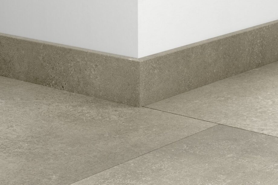 qsvsk40273-1 Golvlist Quick-Step Cloudy Concrete för LVT vinylgolv, vattentålig, 12x58x2400 mm