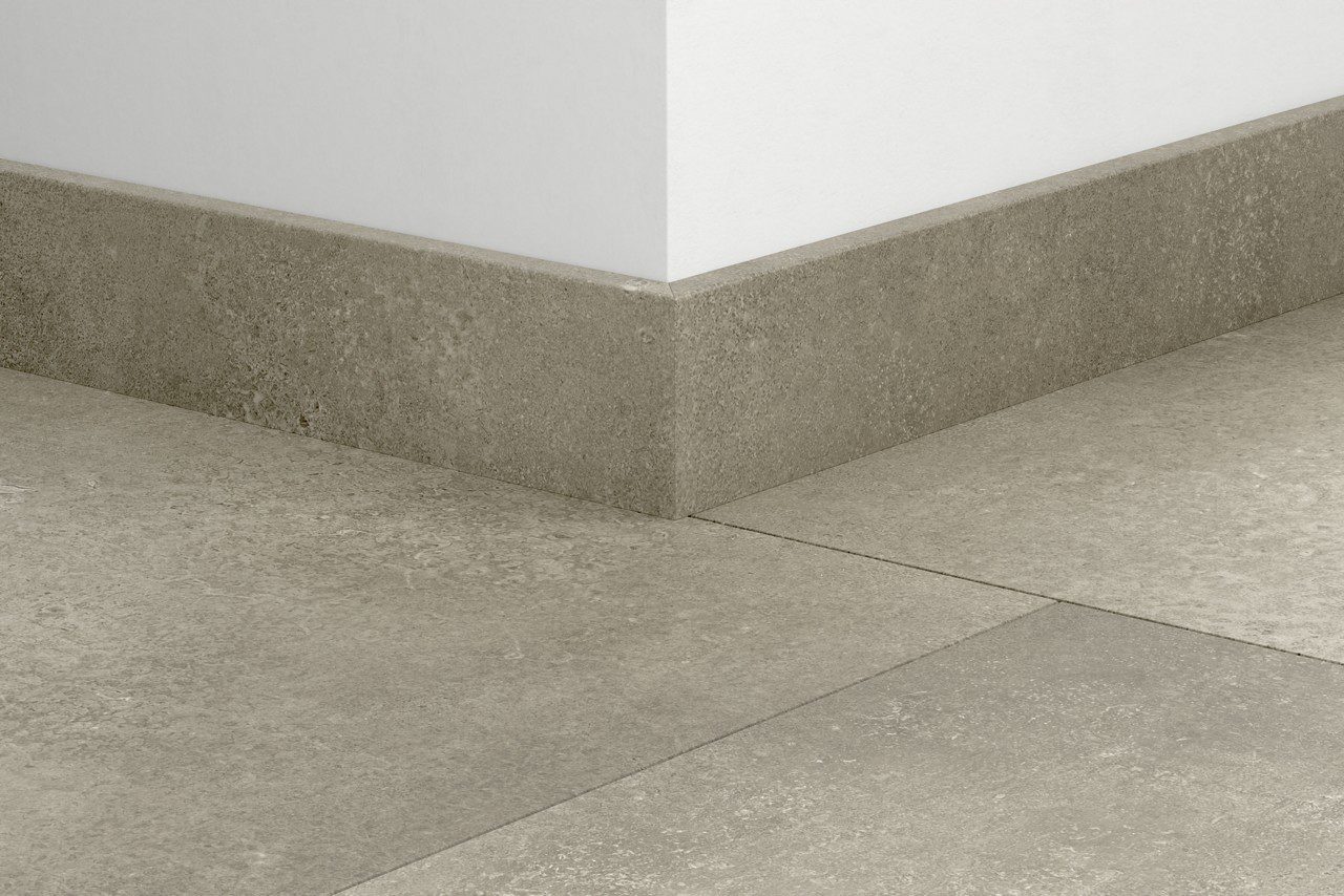 Golvlist Quick-Step Cloudy Concrete för LVT vinylgolv, vattentålig, 12x58x2400 mm