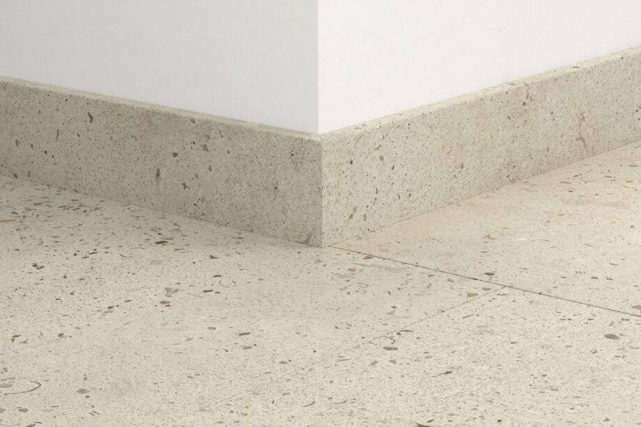qsvsk40275-1 Golvlist Quick-Step Oyster Concrete för LVT vinylgolv, vattentålig, 12x58x2400 mm