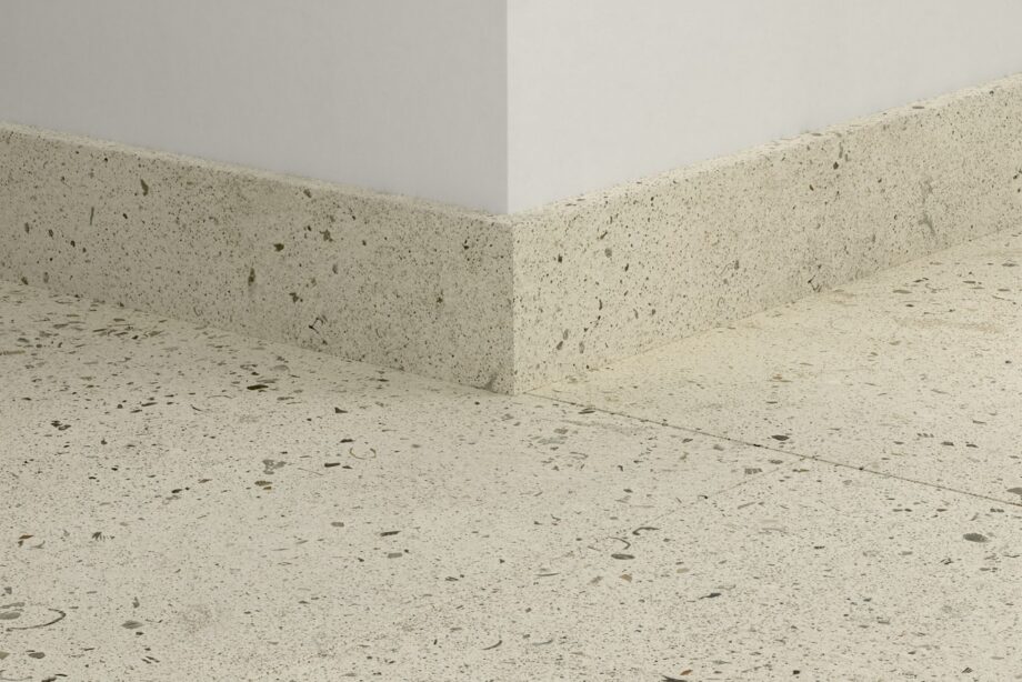 qsvsk40276-1 Golvlist Quick-Step Pebble Concrete för LVT vinylgolv, vattentålig, 12x58x2400 mm