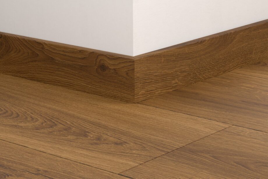 qsvsk40315-1 Golvlist Quick-Step Botanic Caramel Oak för LVT vinylgolv, vattentålig, 12x58x2400 mm
