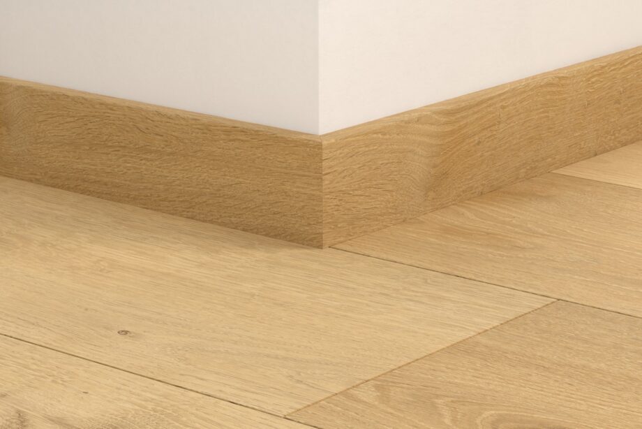 qsvsk40316-1 Golvlist Quick-Step Elegant Oak Natural för LVT vinylgolv, vattentålig, 12x58x2400 mm