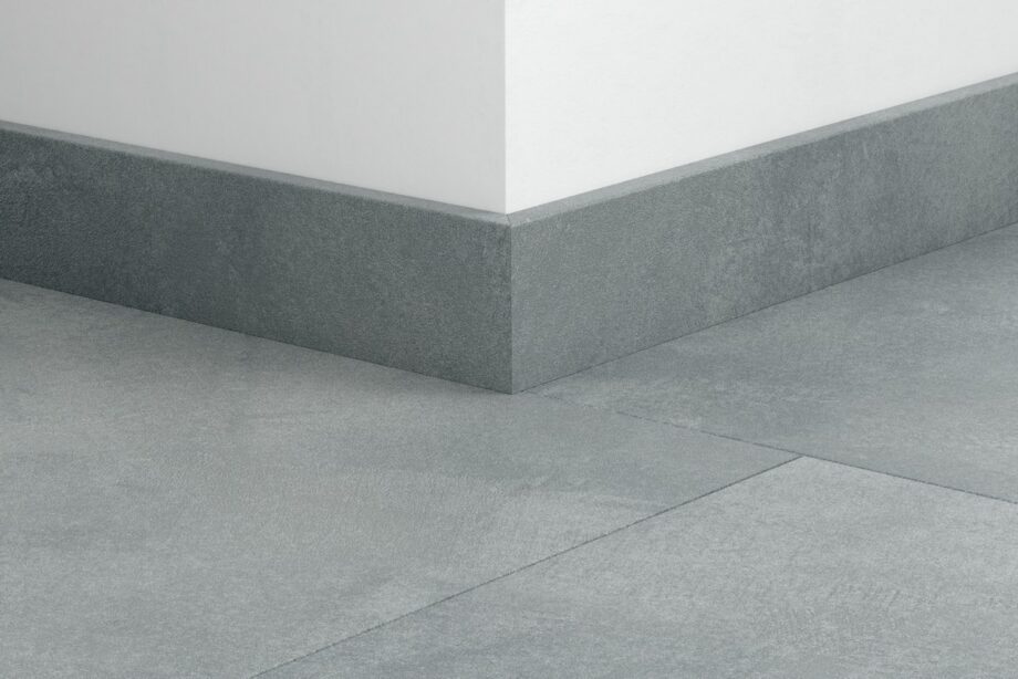 qsvsk40325-1 Golvlist Quick-Step Soft Sky för LVT vinylgolv, vattentålig, 12x58x2400 mm