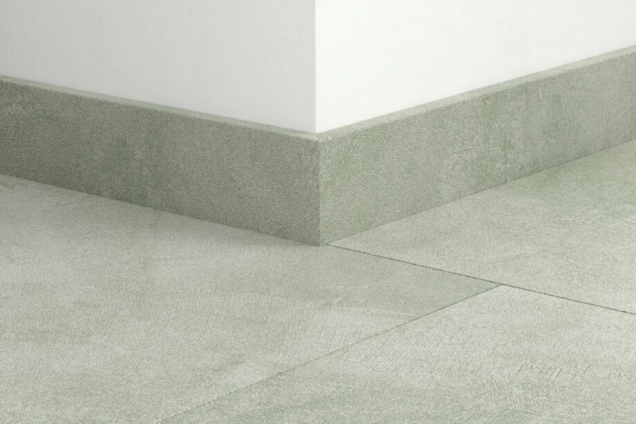 qsvsk40334-1 Golvlist Quick-Step Soft Sage för LVT vinylgolv, vattentålig, 12x58x2400 mm