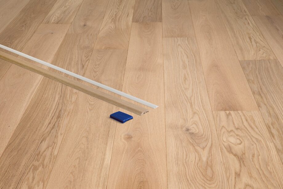 qswincp05102-1 Incizo 5-i-1 övergångslist Quick-Step White Daisy Oak Extra Matt för parkett, träfaner, 17x54x2150 mm