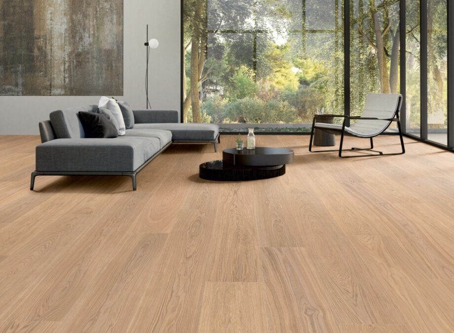 Tammeparkett Thede & Witte Euro XL, natuur, harjatud, valgeõlitatud, 1-lip, 2230 x 254 x 1 Tammeparkett Thede & Witte Euro XL natuur, harjatud, valgeõlitatud – interjöör