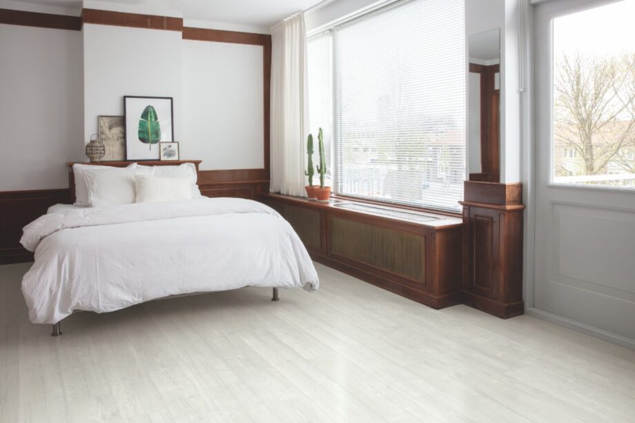 4848_10651_vinyl-parquet-spc-quick-step-snow-pine-alpha-medium-planks-beveled