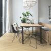 Vinylboden Fischgrät LVT Quick Step Pristine Ocean Bliss Natural – verlegt auf dem Esszimmerboden.