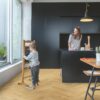 виниловый-ламинат-lvt-ёлочкой-quick-step-pristine-fall-oak-honey виниловый ламинат lvt ёлочкой quick-step pristine fall oak honey уложен на кухне.