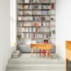 LVT parkett Quick-Step Bloom Snow Pine paigaldatud lastetoa põrandale ja trepiastmetele. Lapse joonistuslaud ja riiul raamatutega.