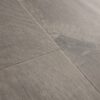 Vinyylilattia Quick Step Bloom Cotton Oak Cozy Grey, pehmeä lämminharmaa tammen sävy ja luonnollinen, rauhallinen lajittelu, lankkudesign.