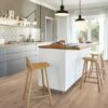 Puitparkett Bauwerk Boen Casapark tamm 46 harjatud valge Farina õlivaha paigaldatud köögi põrandale. Köögimööbel, köögisaar mille ümber toolid.