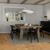 laudparkett-bauwerk-casapark-tamm-56-harjatud-matt-lakk-138 Laudparkett Bauwerk Casapark tamm 56 rustikaalse sorteeringuga paigaldatud elutoa põrandale. Rustikaalne laud, kamin, diivan. Söögilaua all on tükivaip.