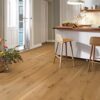 tammeparkett-bauwerk-casapark-tamm-56-harjatud-olivaha Tammeparkett BBauwerk Casapark tamm 56 harjatud ja õlivahatatud paigaldatud köögi põrandale. Põrandal on lillevaas ilusate lilledega.