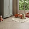 Chevronparkett ek Esta Nordic S Sandstone extra mattlackad – i interiör Chevronparkett ek Esta Nordic S Sandstone extra mattlackad – 3