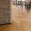 Fiskbensparkett Bauwerk Cleverpark 900 ek natur 14 mattlackad slipad – miljöbild Fiskbensparkett Bauwerk Cleverpark 900 ek natur 14 mattlackad slipad – 2