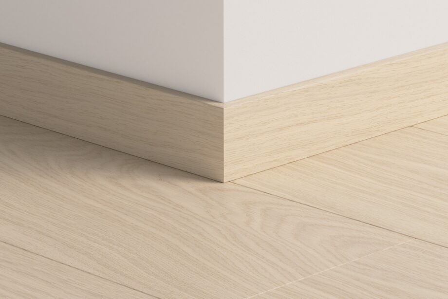 qsvsk40099-1 Golvlist Quick-Step Pure Oak Polar för LVT vinylgolv, vattentålig, 12x58x2400 mm