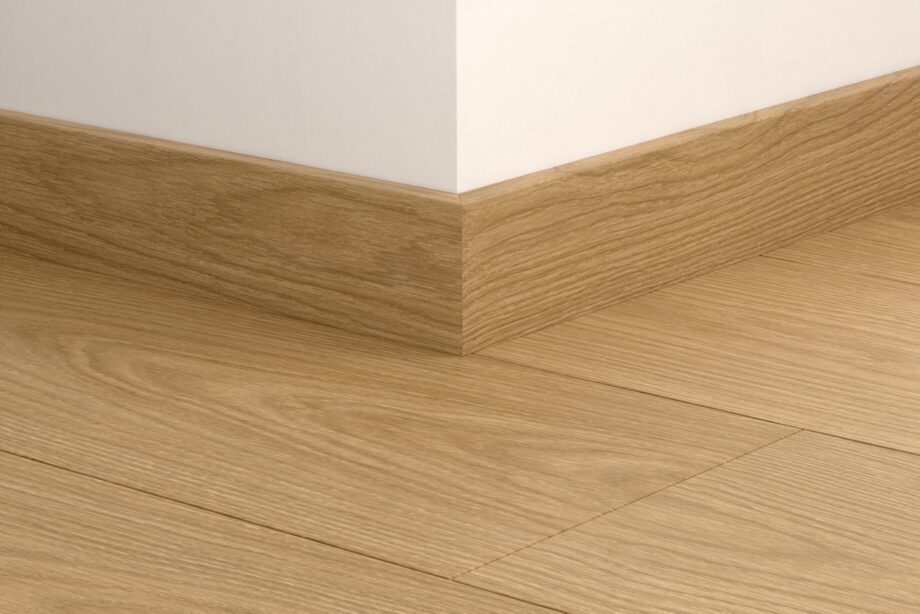 qsvsk40278-1 Golvlist Quick-Step Gingerbread Oak för LVT vinylgolv, vattentålig, 12x58x2400 mm
