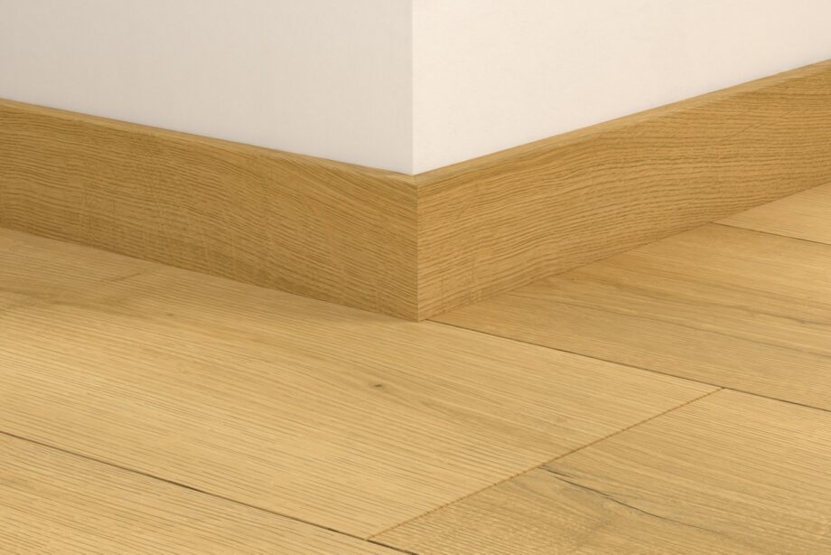 Golvlist Quick-Step Brushed Oak Honey för LVT vinylgolv, vattentålig, 12x58x2400 mm