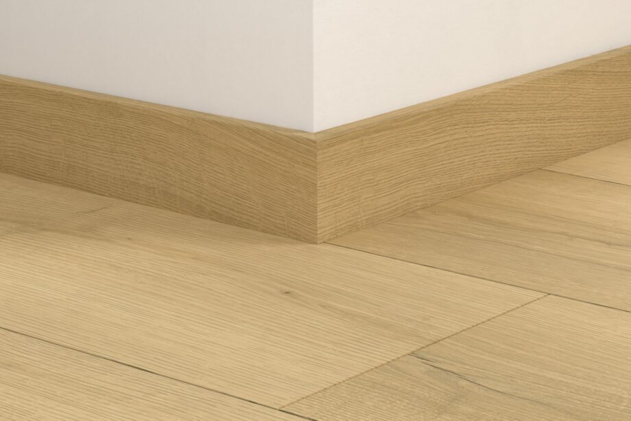 qsvsk40319-1 Golvlist Quick-Step Brushed Oak Beige för LVT vinylgolv, vattentålig, 12x58x2400 mm