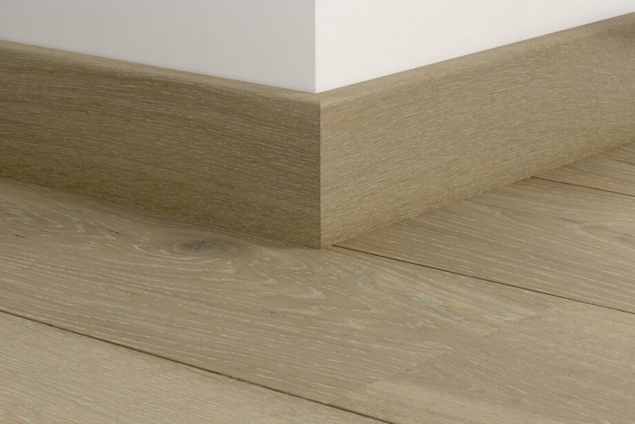 Vattenresistent trälist Quick-Step Light Storm Oak Extra Matt för parkett, fanerad, 16x80x2400 mm